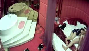 羡慕死单身狗啦情趣主题宾馆样子很挫的肥哥扛起漂亮