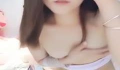 颜值不错萌妹子自摸奶子按摩器自慰秀 小震动棒抽插