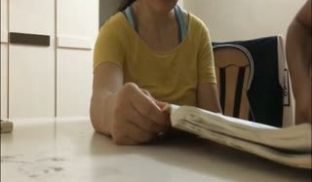 一对一私人吉它老师上门教授眼镜良家妇女弹琴休息时