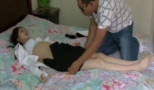 艺校美女小花在家里楼下熘达被人贩子麻老四迷倒 卖