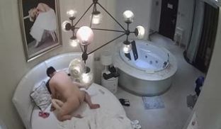有点胖的小胖哥带着自己的漂亮女友开房打炮 女主口