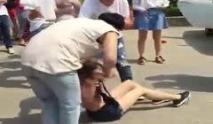 原配组团暴打小三小区门口人来人往大街上把衣服扒光