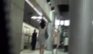 最新流出地铁内连续TP内急的漂亮美眉冲忙进入卫生