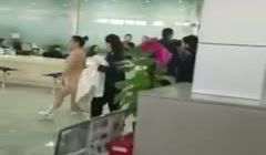 最新流出门事件背上写了个大字的大波妹突然在办证大