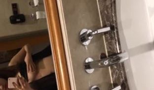 最新泄露门交流分享《客户修电脑泄露美女大尺度日常