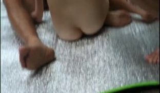【国产自拍】美女晴晴乡村野外小树林里打地铺3P野