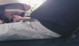 户 外 主 播 勾 搭 路 人 河 边 凉 亭 