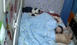 含着大鸡巴被老公用假鸡巴插得大叫让人羡慕的极品好