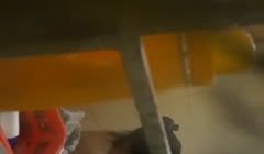 窗外近距离偷窥隔壁租房在超市上班的小妹洗澡这身材