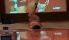 和几个老同学聚会去KTV玩看模特跳脱衣钢管舞长得
