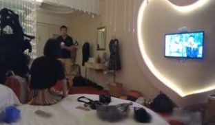 精品名门夜宴偷拍系列漂亮女模拍内衣广告被摄影师和
