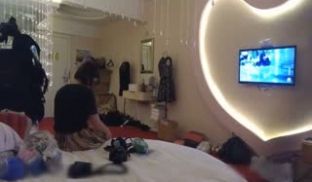 精品名门夜宴偷拍系列漂亮女模拍内衣广告被摄影师和