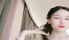 【清纯翘臀】美穴小姐姐今天独自一人诱惑，没穿内裤