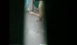 冒死爬天窗俯视偷拍娇艳美乳打工妹洗澡 鸡巴看的硬