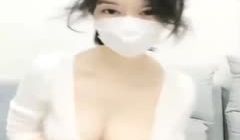 【软绵绵无力】超白皙美乳妹子道具自慰大秀，揉搓大