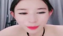约炮粉丝红唇美少妇大战光头男，淫荡自慰美乳看起来