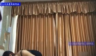 男人爱风流桑拿会所包房点了一位刚来不久的年轻美女