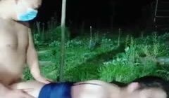【深夜户外强奸闺蜜】夏天到了，适合野外群P，两男