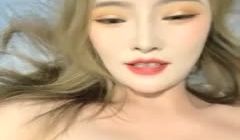 《人间水蜜桃》苗条艳丽小姐姐跟炮友在家直播啪啪，