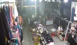 十月新破解商场监控偷拍店铺打烊后老板和收银员在凳