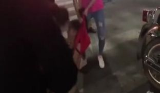 暴力抓小三！当街扒光下小三衣服一顿毒打!