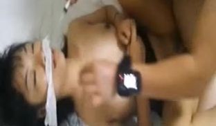 【迷奸】哺乳期少妇被两个猥琐男灌醉换上不同情趣装