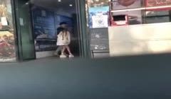 【脱裤门】东莞网吧门口情侣吵架~一言不合当众脱裤
