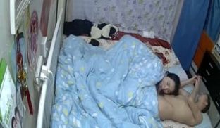 真实自拍-性感漂亮的大胸美女被老公边操边玩手机不