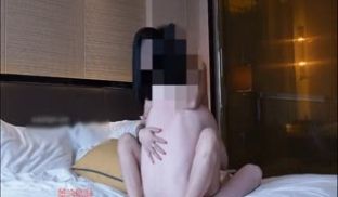 专拍大尺度美女模特的土豪摄影师酒店拍摄完后又诱惑