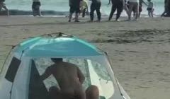 【大意了！社死】小青年和女友在海边帐篷啪啪帘子坏