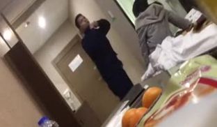 暴力男抽打女友