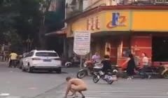 大爷疯了脱光在街上学狗爬