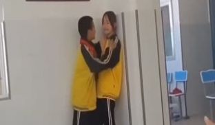 刚下课就拍到我的学生这么玩