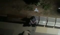 偷情女子跪求男子原谅