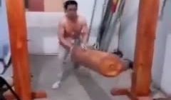 用大木桩撞下体