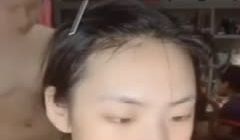 直播涂指甲油，后年室友没意识到光着身子