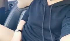 高颜值气质不错鸭舌帽妹子自慰 驾车户外停路边拨开
