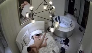 【酒店摄像头偷拍】炮友帅哥等了很久的美女刚进门就