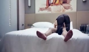 【极品外围】短裤长腿妹子，脱光光调情一番穿上黑丝