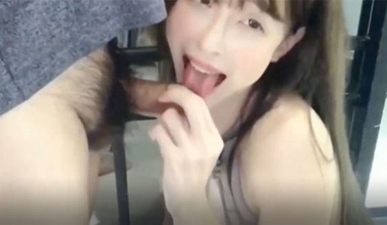 SWAG 骚屄被按在沙发和床上一顿猛操 最后射给