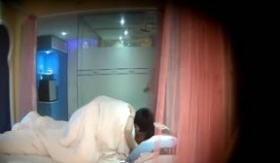 学院派气质美女和男友酒店开房,趁男友洗澡时打开手