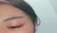 颜值不错妹子夜晚户外秀 跳蛋塞逼逼公共厕所拉扯自
