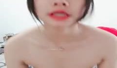还在上学的清纯白净姐姐喜欢让大家看撒尿拉屎，小姐