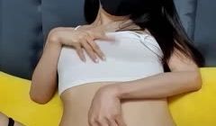 韩国风骚美女主播脱掉上衣自慰诱惑！