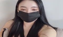 韩国大奶御姐女主播拉住内裤不停抚摸诱惑