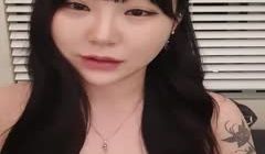 韩国大奶女主播跟从轮盘指令做出诱惑的动作