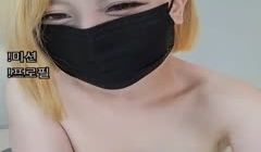 韩国金发女主播在床上展开双腿隔着内裤抚摸诱惑