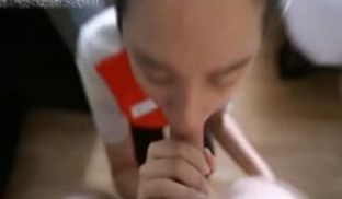 【强奸】大屌哥在酒店点了餐 看见送餐的事位身材苗