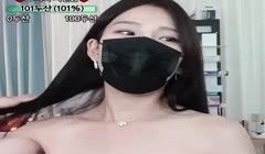 韩国美乳美臂在椅子上隔着内裤抚摸小b