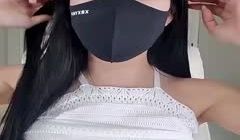 韩国美乳丰臂主播在椅子上隔着内裤抚摸小b！